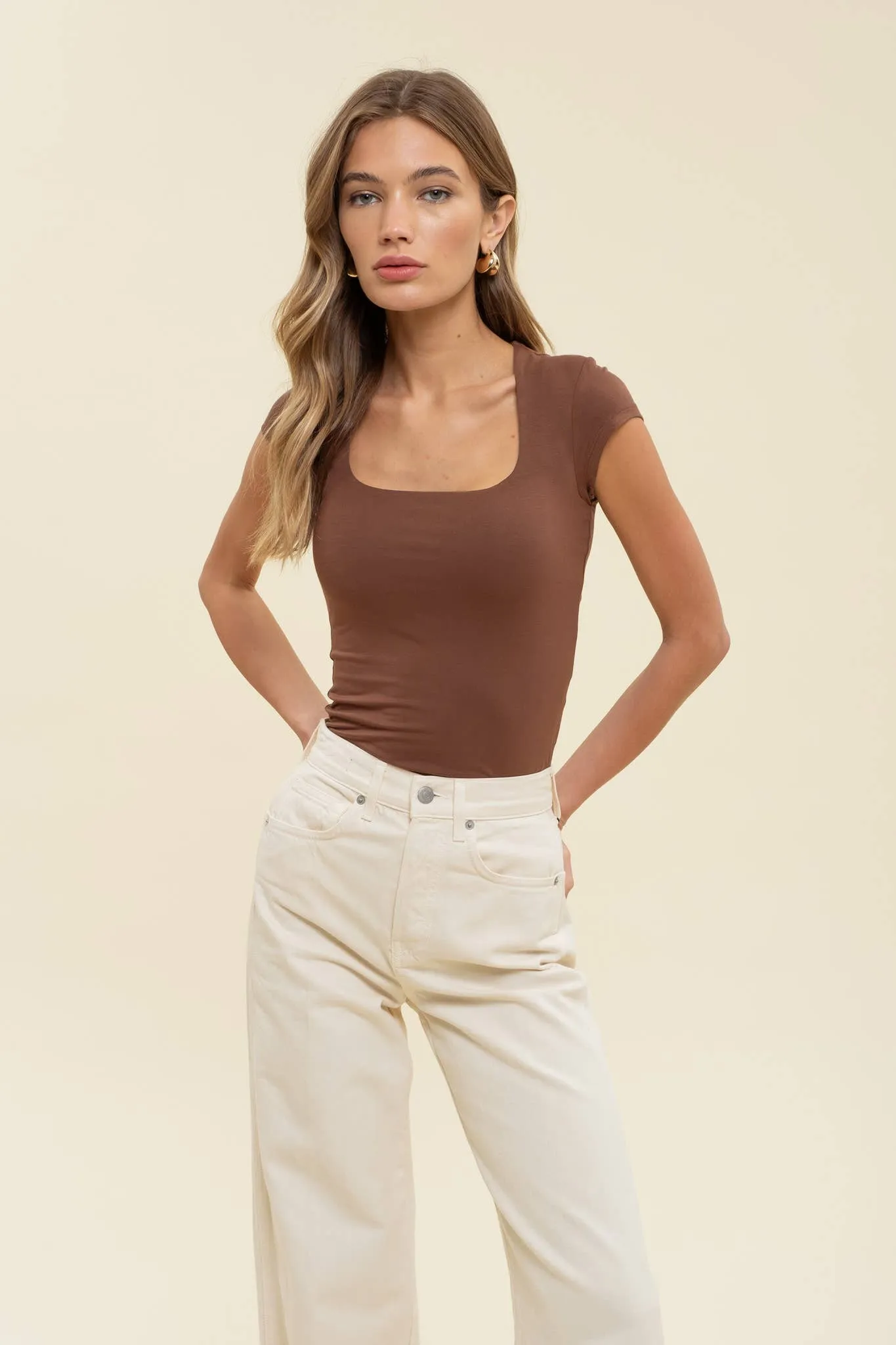 SEAMLESS SCOOP NECK SHORT SLEEVE KNIT TOP