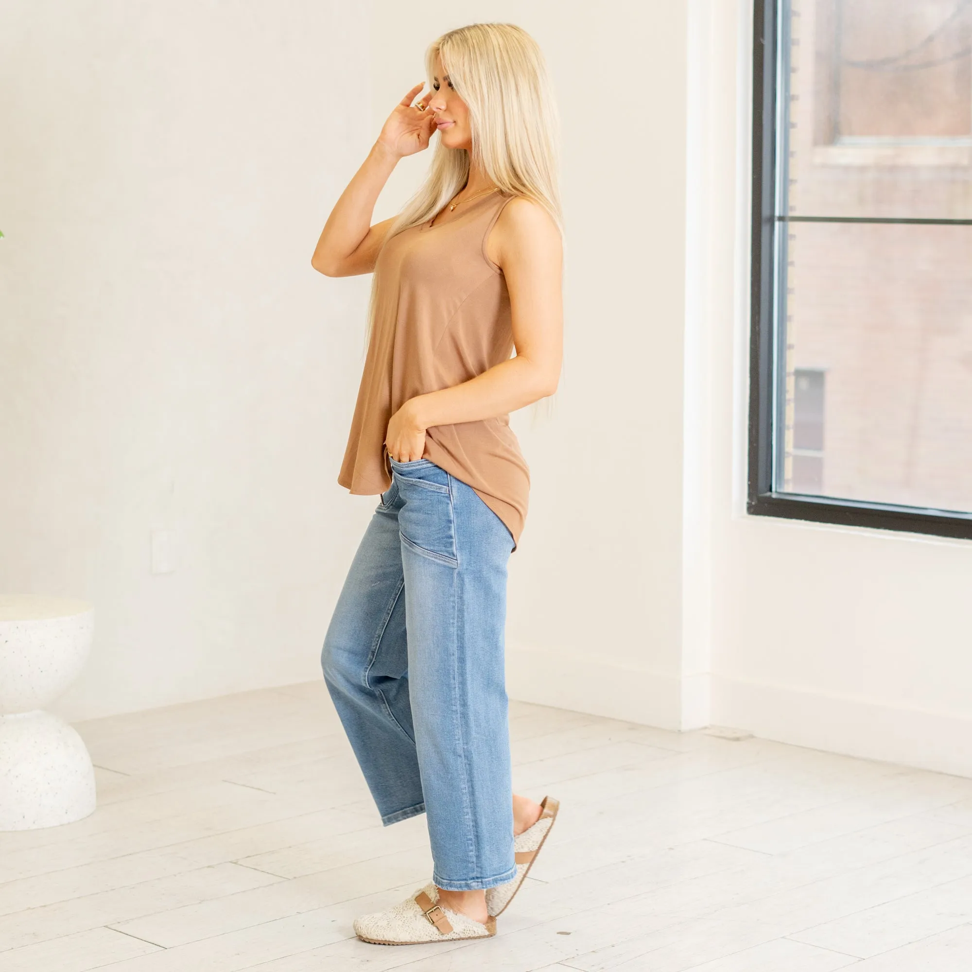 Sleeveless v-neck hi-low hem top