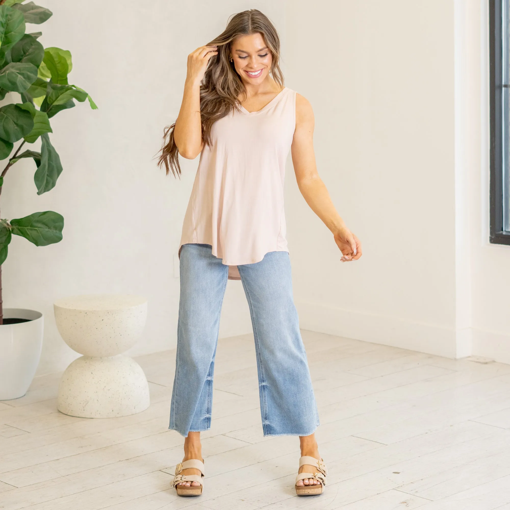 Sleeveless v-neck hi-low hem top