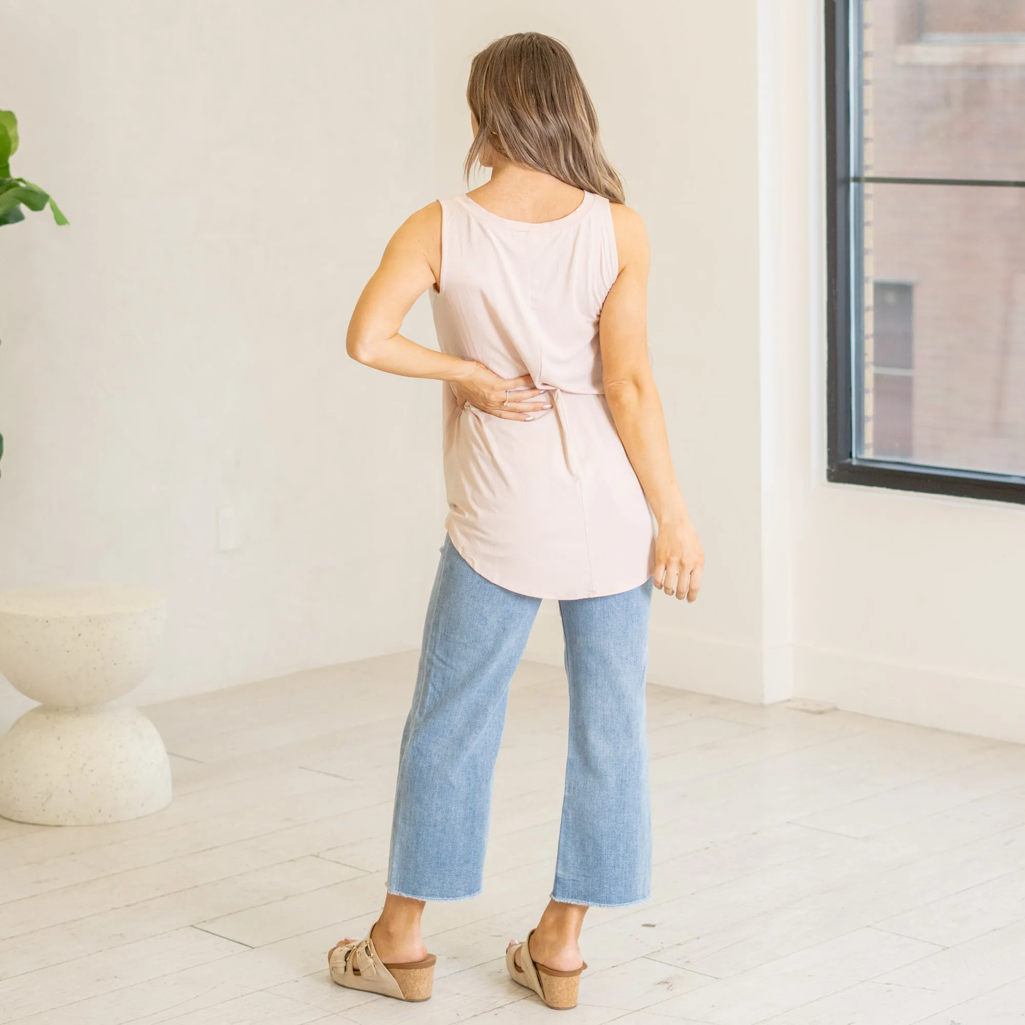Sleeveless v-neck hi-low hem top