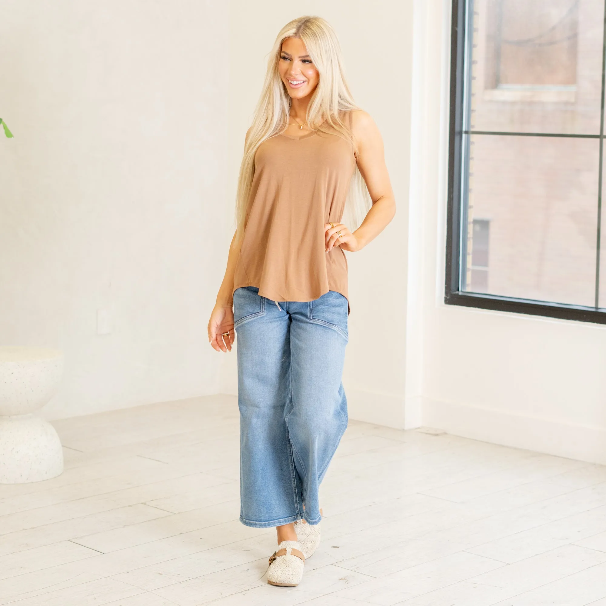 Sleeveless v-neck hi-low hem top
