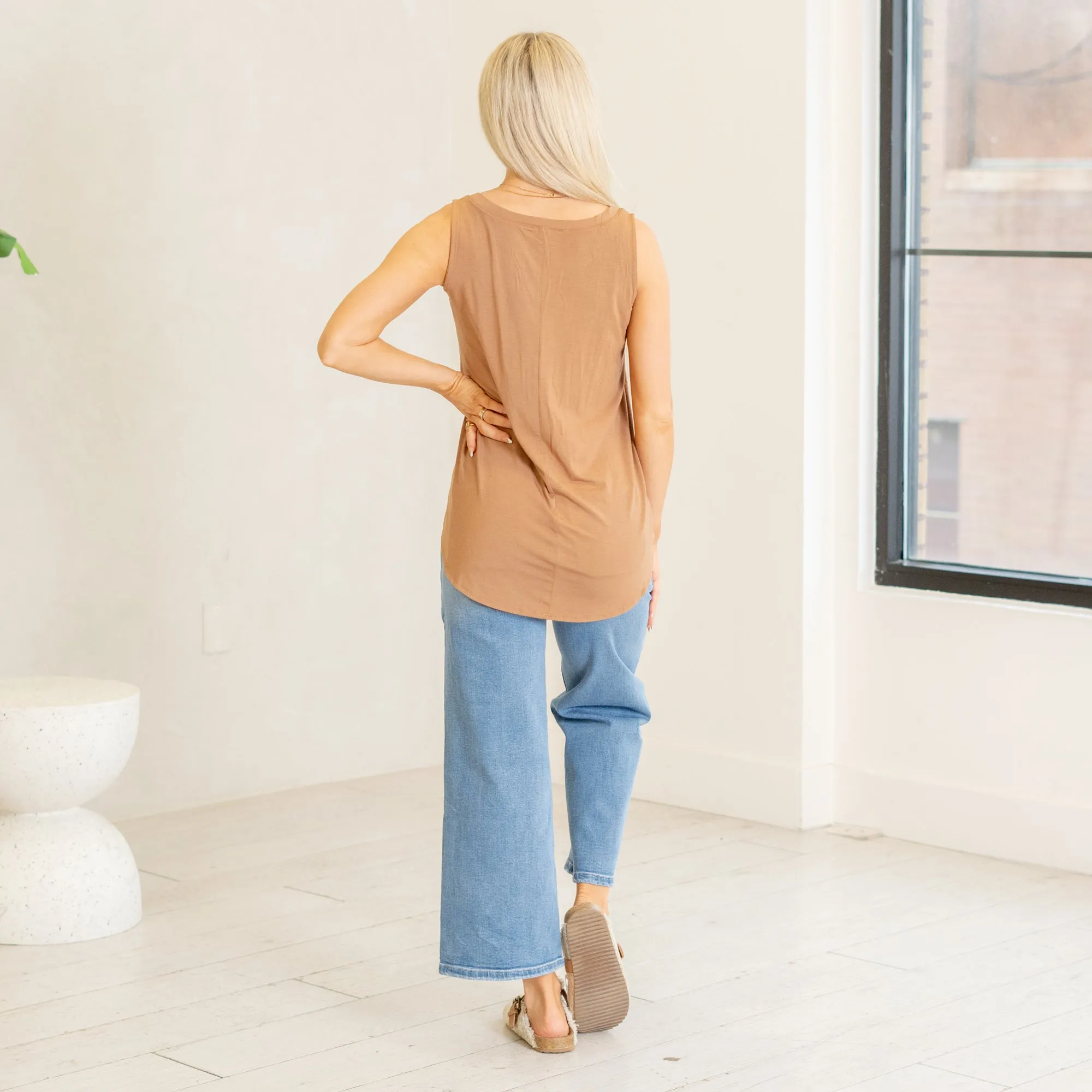 Sleeveless v-neck hi-low hem top